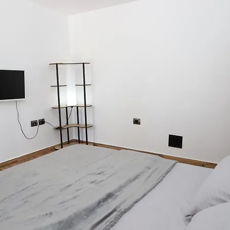 Isra - Garden Retreat