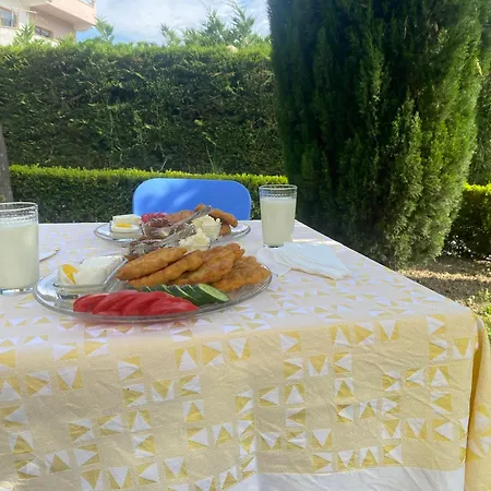 Isra - Garden Retreat Couette-café Berat